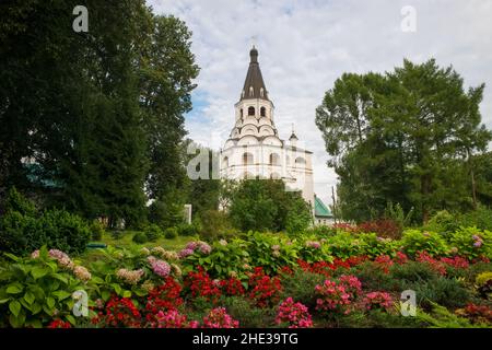 Alexandrow, Russland - 10. AUGUST 2021. Die Kreuzigungskirche-Glockenturm in der Alexander Sloboda. Museumsreservat „Aleksandrowskaja Sloboda“. Alexandro Stockfoto