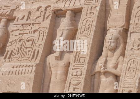 Der kleine Tempel von Hathor und Nefertari in Abu Simbel in Südägypten nahe der Grenze zum Sudan. Eines der nubischen Denkmäler. Stockfoto