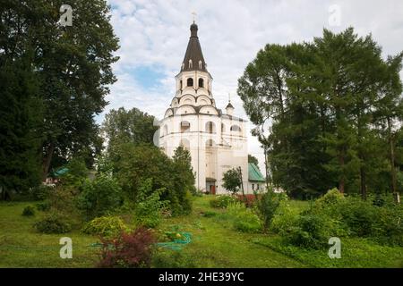 Alexandrow, Russland - 10. AUGUST 2021. Die Kreuzigungskirche-Glockenturm in der Alexander Sloboda. Museumsreservat „Aleksandrowskaja Sloboda“. Alexandro Stockfoto