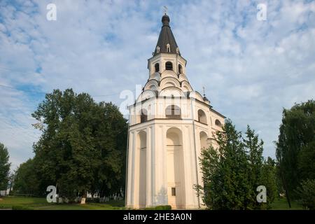 Alexandrow, Russland - 10. AUGUST 2021. Die Kreuzigungskirche-Glockenturm in der Alexander Sloboda. Museumsreservat „Aleksandrowskaja Sloboda“. Alexandro Stockfoto