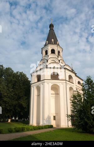 Alexandrow, Russland - 10. AUGUST 2021. Die Kreuzigungskirche-Glockenturm in der Alexander Sloboda. Museumsreservat „Aleksandrowskaja Sloboda“. Alexandro Stockfoto