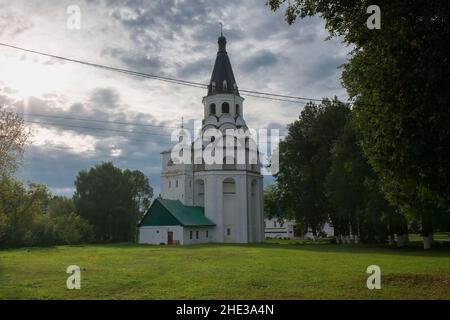 Alexandrow, Russland - 10. AUGUST 2021. Die Kreuzigungskirche-Glockenturm in der Alexander Sloboda. Museumsreservat „Aleksandrowskaja Sloboda“. Alexandro Stockfoto