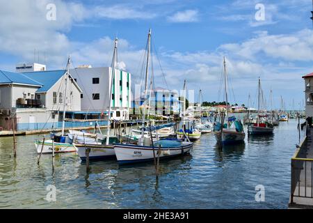 Einige Schiffe im Hafen von Belize City Stockfoto