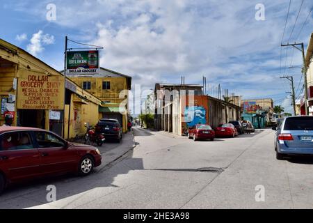 Eine Gabelung in der Straße, die zu zwei Straßen im Zentrum von Belize City, Belize, führt. Stockfoto