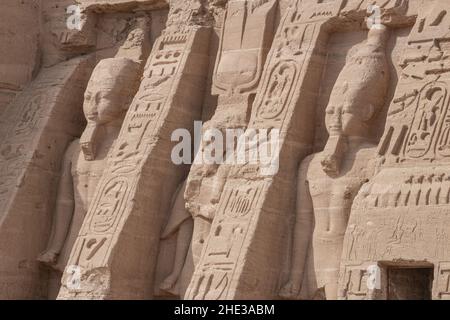 Der kleine Tempel von Hathor und Nefertari in Abu Simbel in Südägypten nahe der Grenze zum Sudan. Eines der nubischen Denkmäler. Stockfoto