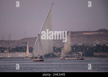 Felucca Segelboote auf dem Nil in der Stadt Assuan in Süditegypten. Eine traditionelle Transportmethode in der Gegend und beliebt bei Touristen. Stockfoto