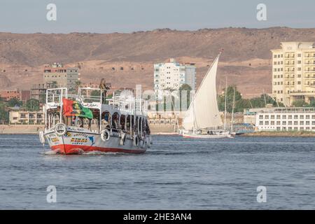 Ein Boot, das Touristen zum nubischen Dorf in Assuan, Ägypten, bringt. Es wird eine Bob Marley-Flagge angezeigt. Stockfoto