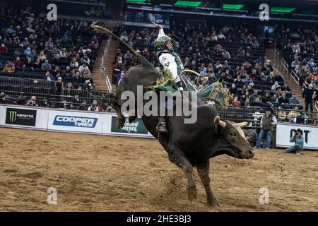 New York, NY - 7. Januar 2022: Andrew Alvidrez aus Seminole, Texas, reitet einen Stier während PBR Unleash the Beast im Madison Square Garden Stockfoto