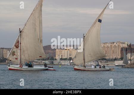 Felucca Segelboote auf dem Nil in der Stadt Assuan in Süditegypten. Eine traditionelle Transportmethode in der Gegend und beliebt bei Touristen. Stockfoto