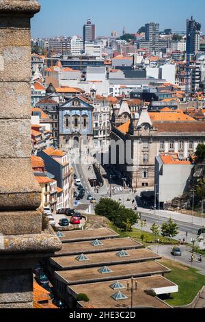 Blick über Porto von einem erhöhten Aussichtspunkt im Sommer, Portugal Stockfoto