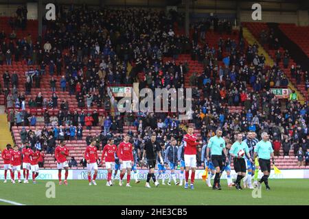 BARNSLEY, GROSSBRITANNIEN. JANUAR 8th Allgemeine Ansicht, da beide Teams das Feld während des Spiels der FA Cup Third Round zwischen Barnsley und Barrow in Oakwell, Barnsley am Samstag, 8th. Januar 2022, einnehmen. (Kredit: Will Matthews | MI News) Kredit: MI News & Sport /Alamy Live News Stockfoto