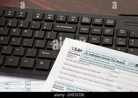 Einkommensteuererklärung und Computertastatur. Online-Einreichung, Steuersoftware und E-File-Konzept. Stockfoto