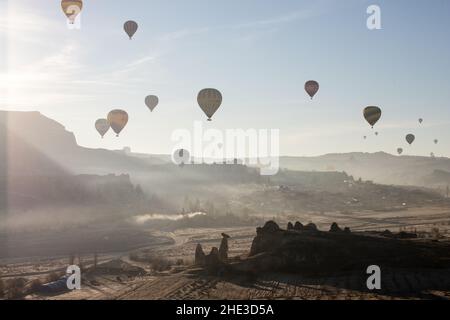 Heißluftballonflüge in Kappadokien, Türkei. Stockfoto