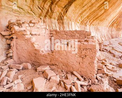 Wände einer kleinen indischen Klippe Wohnruine in einer abgespeckten Sandsteinnische entlang der unteren Butter Wash in der Nähe des San Juan River in der Nähe von Bluff, Utah Stockfoto