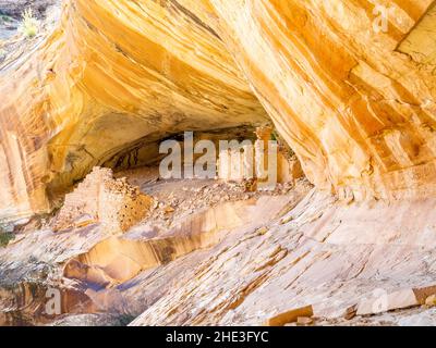 Die Ruinen der Monarch Cave-Klippenanlage liegen in einer farbenfrohen Nische der Comb Ridge-Formation westlich von Lower Butler Wash und der County Road 262 nordwestlich von Bluff, Utah. Stockfoto