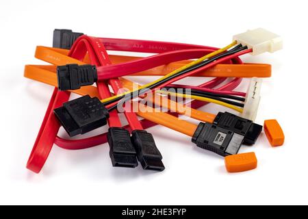 Verschiedene PC-Kabel auf weißem Hintergrund isoliert. SATA- und ATA-Stapelkabel. Stockfoto