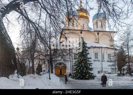 Moskau, Russland, - 10. Januar 2021, Nowospasski Kloster im Winter. Bibelszene am Heiligabend. Stockfoto