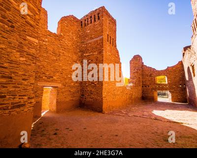 Überreste der alten spanischen Kirche am Quarai-Standort im Salinas Pueblo Missions National Monument in der Nähe von Mountainair, New Mexico. Stockfoto