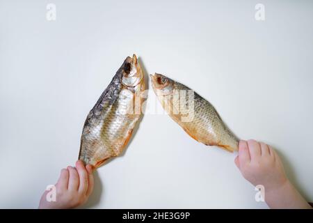 Getrockneter Fisch auf weißem Hintergrund, Draufsicht, Kopierbereich. Stockfoto