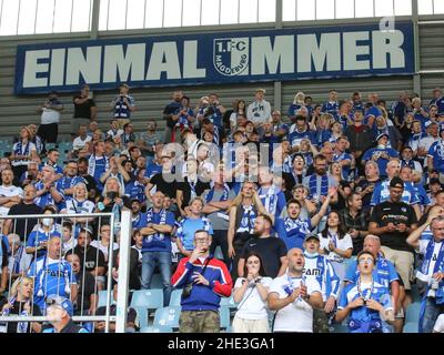 Fans des 1.FC Magdeburg in der einmalige Block Football DFB Pokal 1st Main Round Saison 2021-2022 1. FC Magdeburg vs. FC St. Pauli in der MDCC Arena in Stockfoto