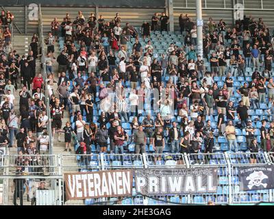 Fan Block FC St. Pauli Fußball DFB Pokal 1st Main Round Saison 2021-2022 1. FC Magdeburg vs. FC St. Pauli in der MDCC Arena in Magdeburg Stockfoto