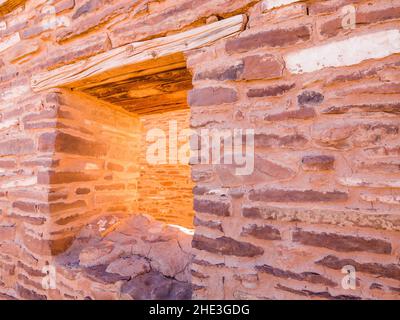 Glühendes Fenster in verwickelten Steinwänden Überreste der alten spanischen Kirche am Abo-Standort im Salinas Pueblo Missions National Monument in der Nähe von Mountainair, NM. Stockfoto