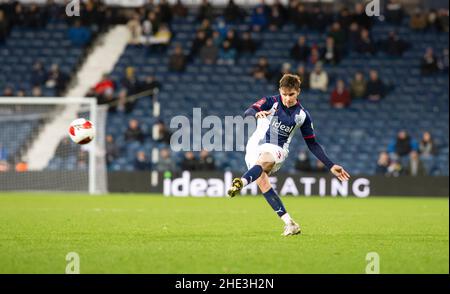 West Bromwich, West Midlands, Großbritannien. 8th. Januar 2022: The Hawthorns, West Bromwich, West Midlands, England; EFL FA Cup 3rd Round Football, West Bromwich Albion gegen Brighton &amp; Hove Albion; Conor Townsend von West Bromwich Albion über den Ball Kredit: Action Plus Sports Images/Alamy Live News Stockfoto