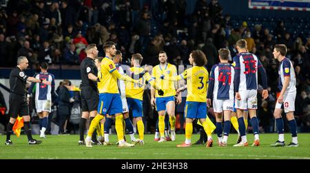 West Bromwich, West Midlands, Großbritannien. 8th. Januar 2022: The Hawthorns, West Bromwich, West Midlands, England; EFL FA Cup 3rd Round Football, West Bromwich Albion gegen Brighton &amp; Hove Albion; Spieler schütteln nach der letzten Pfeife die Hände Credit: Action Plus Sports Images/Alamy Live News Stockfoto