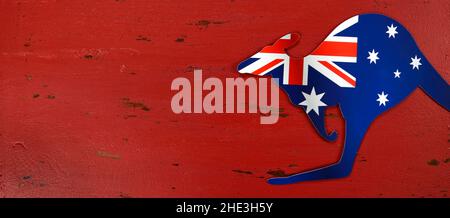 Australia Day Hintergrund mit Känguruhform Australische Flagge auf roten rustikalen recycelten Holz Hintergrund, angepasst, um eine beliebte Social Media oder Web-Cover i passen Stockfoto