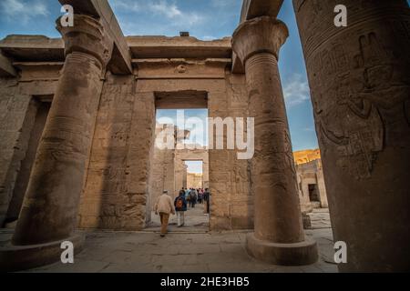 Die kunstvoll geschnitzten Säulen am Kom Ombo Tempel eine alte ägyptische archäologische Stätte in der Nähe von Assuan, Ägypten. Stockfoto