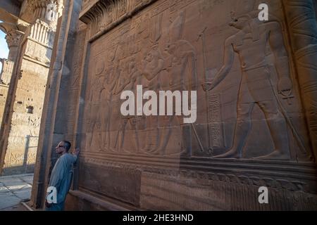 Steinreliefskulpturen an den Wänden des Kom Ombo-Tempels in Ägypten. Stockfoto