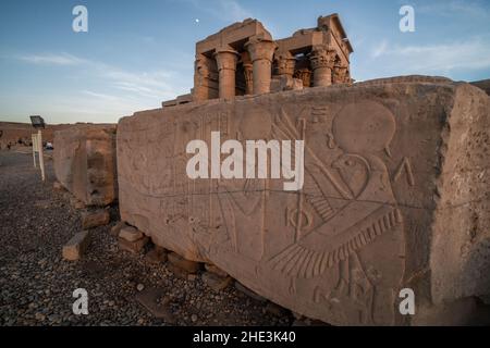 Ein Abschnitt eines Steins mit komplizierten Schnitzereien von Sobek und Horus, alten ägyptischen Göttern, aus dem Tempel von Kom Ombo in Ägypten. Stockfoto