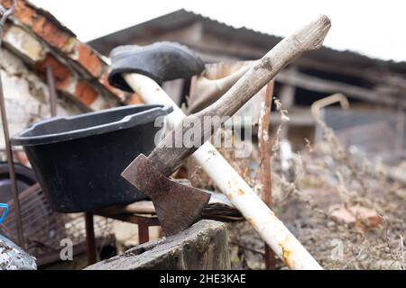 Eine alte Axt steckte in einem Stumpf fest Stockfoto
