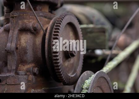 Zahnräder Rollen eines alten rostigen Motors auf dem Hof Stockfoto