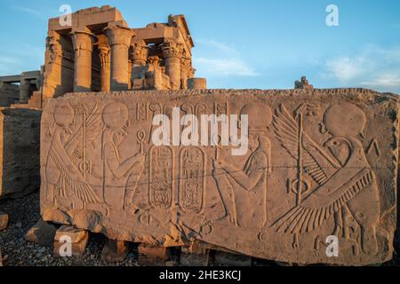 Ein Abschnitt eines Steins mit komplizierten Schnitzereien von Sobek und Horus, alten ägyptischen Göttern, aus dem Tempel von Kom Ombo in Ägypten. Stockfoto