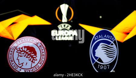 2. Januar 2022 Sevilla, Spanien. Die Embleme der Fußballvereine der Endrunden der UEFA Europa League Olympiacos F.C. und Atalanta B.C. 1/16 wieder Stockfoto