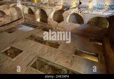 Die Galerie der alten Stadt Dara, ein riesiges, in Felsen gehauenes Grab Stockfoto