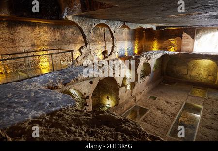 Die Galerie der alten Stadt Dara, ein riesiges, in Felsen gehauenes Grab Stockfoto