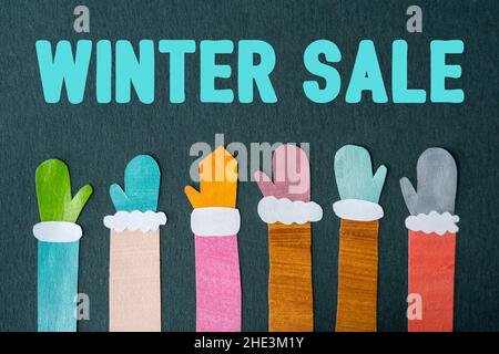 Winterangebot, Rabattkonzept. Januar-Angebote. Flach legen mit Fäustlingen, Handschuhen. Bunt und glücklich. Mit Copy Space Winter, E-Commerce. Stockfoto