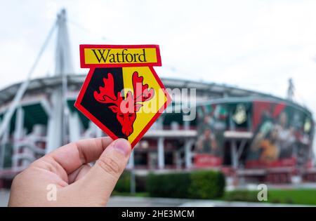 30. August 2021, Watford, Großbritannien. Watford FC Fußballverein-Emblem vor der Kulisse eines modernen Stadions. Stockfoto