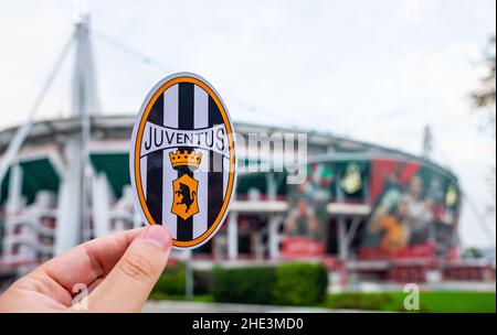 30. August 2021, Turin, Italien. Das Emblem des Fußballvereins Juventus auf dem Hintergrund des modernen Stadions. Stockfoto