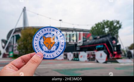 30. August 2021, Leicester, Großbritannien. Leicester City FC Fußballverein-Emblem vor der Kulisse eines modernen Stadions. Stockfoto