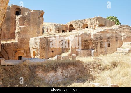 Die Felsgräber der Nekropole der Dara Ancient City Stockfoto