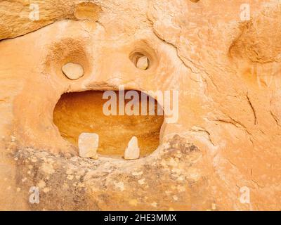 Gruseliges Gesicht aus Löchern in Schlitzwänden im Chute Canyon San Rafael Reef, Utah Stockfoto