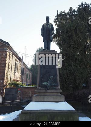 Statue des Ingenieurs Carlo Noe, der den Canale Cavour Kanal entworfen hat, vom Bildhauer Francesco Porzio um 1898 in Chivasso, Italien Stockfoto