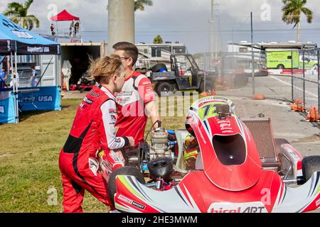 Homestead, FL, USA. 8th. Januar 2022. Kart-Fahrer und -Teams während seiner 2022 Super Karting USA (SKUSA) Winter Series, Credit: Yaroslav Sabitov/YES Market Media/Alamy Live News Stockfoto