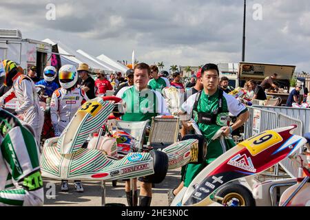 Homestead, FL, USA. 8th. Januar 2022. Kart-Fahrer und -Teams während seiner 2022 Super Karting USA (SKUSA) Winter Series, Credit: Yaroslav Sabitov/YES Market Media/Alamy Live News Stockfoto