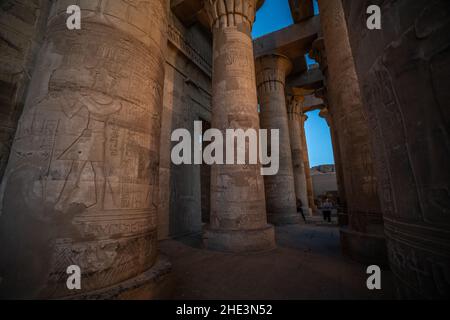 Die kunstvoll geschnitzten Säulen am Kom Ombo Tempel eine alte ägyptische archäologische Stätte in der Nähe von Assuan, Ägypten. Stockfoto