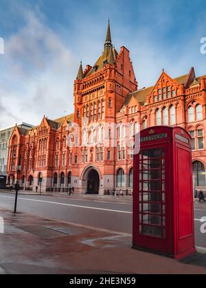 London, England, Großbritannien - 29. Dezember 2021: Holborn Bars, auch bekannt als das Prudential Assurance Victorian Building und ein traditioneller roter Telefonstiefel Stockfoto