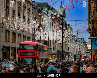 London, England, Großbritannien - 18. Dezember 2021: Die Oxford Street ist voll von Menschen, die die Weihnachtsbeleuchtung im Zentrum von London genießen Stockfoto